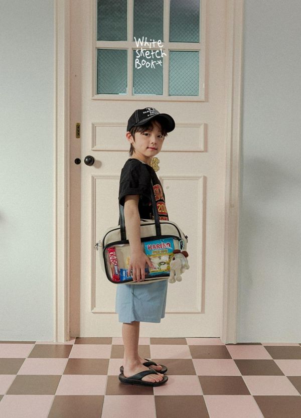 龜裂字母短袖上衣 韓國童裝,男童夏裝,中性童裝,童裝推薦,2026夏季童裝,男童穿搭,韓系童裝,中性穿搭,韓國代購