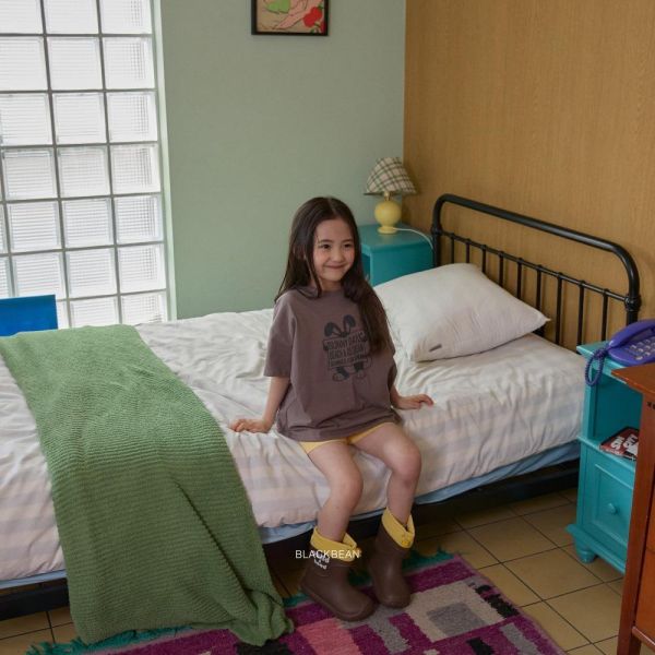 兔子看報紙短袖上衣 韓國童裝,男童夏裝,中性童裝,童裝推薦,2026夏季童裝,男童穿搭,韓系童裝,中性穿搭,韓國代購