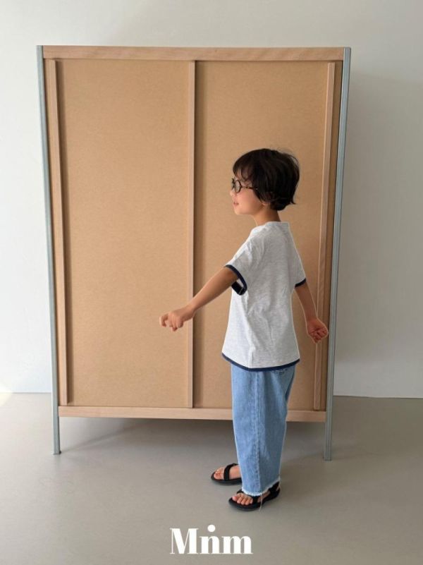 字母層次雙色短袖上衣 韓國童裝,男童夏裝,中性童裝,童裝推薦,2026夏季童裝,男童穿搭,韓系童裝,中性穿搭,韓國代購