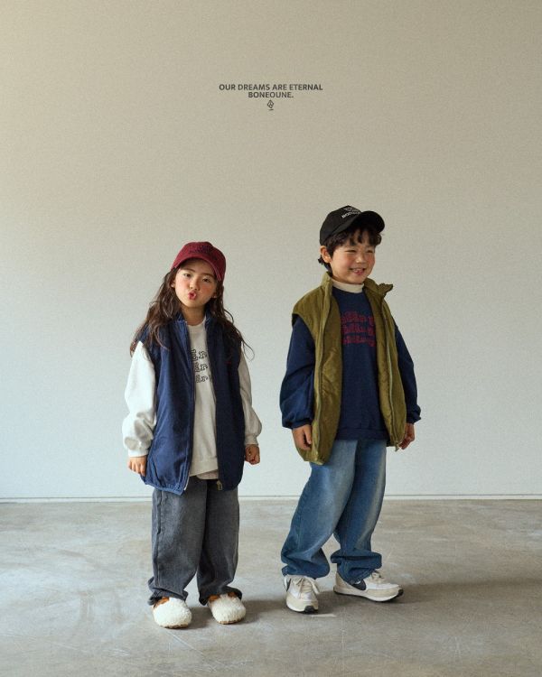 復古刷白牛仔寬褲 韓國童裝,男童秋裝,中性童裝,韓系童裝推薦,2025秋季童裝,韓國男童新款,中性風男童穿搭,秋季男童服飾推薦,小男友穿搭