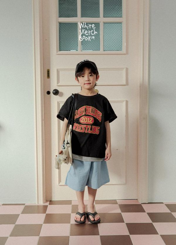 龜裂字母短袖上衣 韓國童裝,男童夏裝,中性童裝,童裝推薦,2026夏季童裝,男童穿搭,韓系童裝,中性穿搭,韓國代購