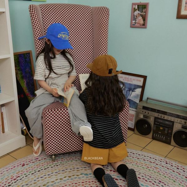 字母條紋短袖上衣 韓國童裝,男童夏裝,中性童裝,童裝推薦,2026夏季童裝,男童穿搭,韓系童裝,中性穿搭,韓國代購