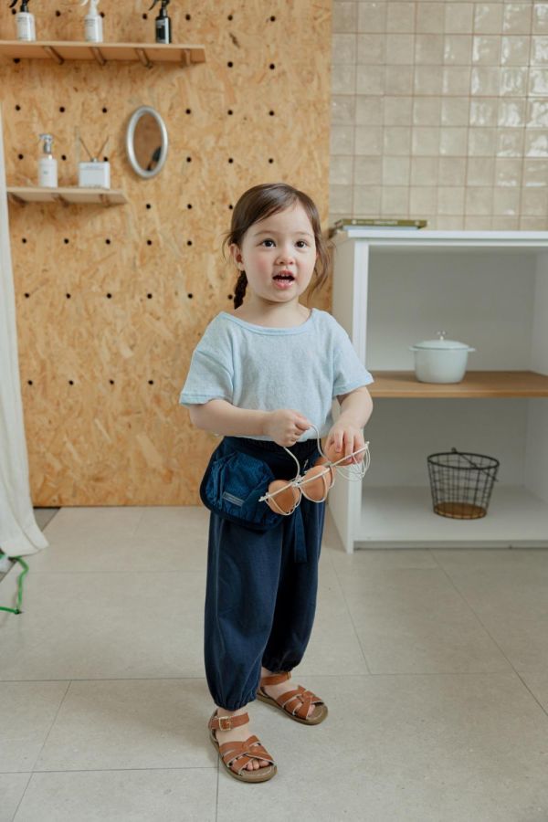 日常素色縮口運動長褲 韓國童裝,男童夏裝,中性童裝,童裝推薦,2026夏季童裝,男童穿搭,韓系童裝,中性穿搭,韓國代購