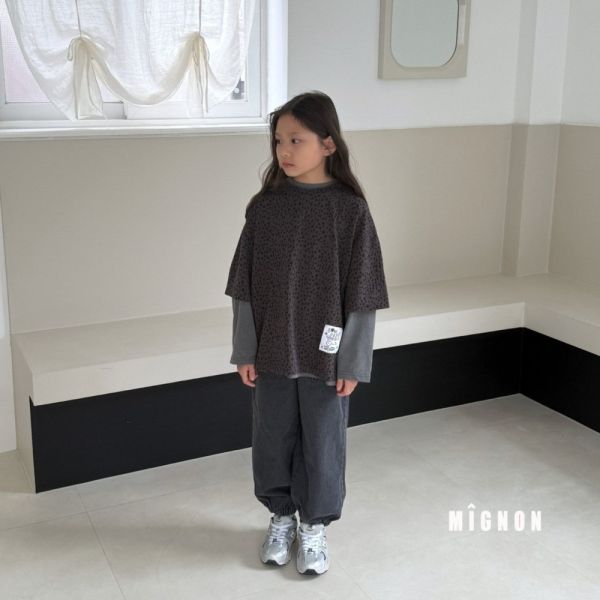 低調豹紋短袖上衣 韓國童裝,男童秋裝,中性童裝,韓系童裝推薦,2025秋季童裝,韓國男童新款,中性風男童穿搭,秋季男童服飾推薦,小男友穿搭