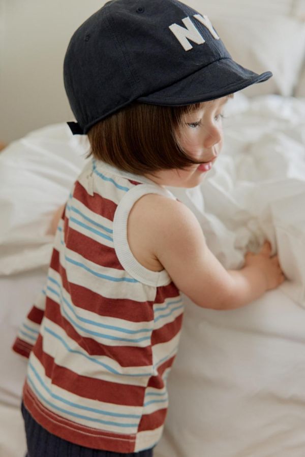 雙色條紋削肩背心 韓國童裝,男童夏裝,中性童裝,童裝推薦,2026夏季童裝,男童穿搭,韓系童裝,中性穿搭,韓國代購