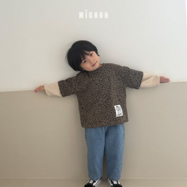 低調豹紋短袖上衣 韓國童裝,男童秋裝,中性童裝,韓系童裝推薦,2025秋季童裝,韓國男童新款,中性風男童穿搭,秋季男童服飾推薦,小男友穿搭