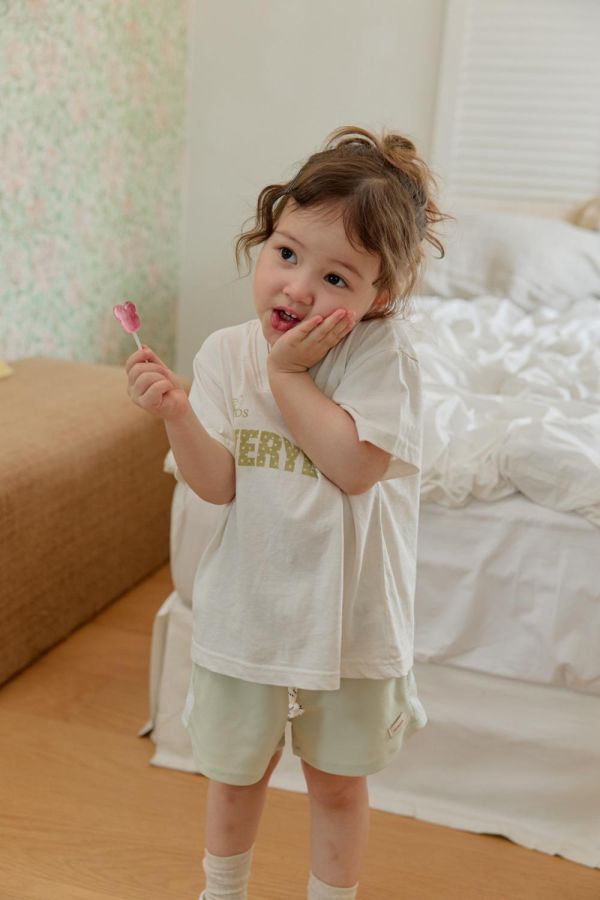 綁繩網眼運動短褲 韓國童裝,男童夏裝,中性童裝,童裝推薦,2026夏季童裝,男童穿搭,韓系童裝,中性穿搭,韓國代購