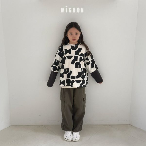 隨機滿版幾何短袖上衣 韓國童裝,男童秋裝,中性童裝,韓系童裝推薦,2025秋季童裝,韓國男童新款,中性風男童穿搭,秋季男童服飾推薦,小男友穿搭