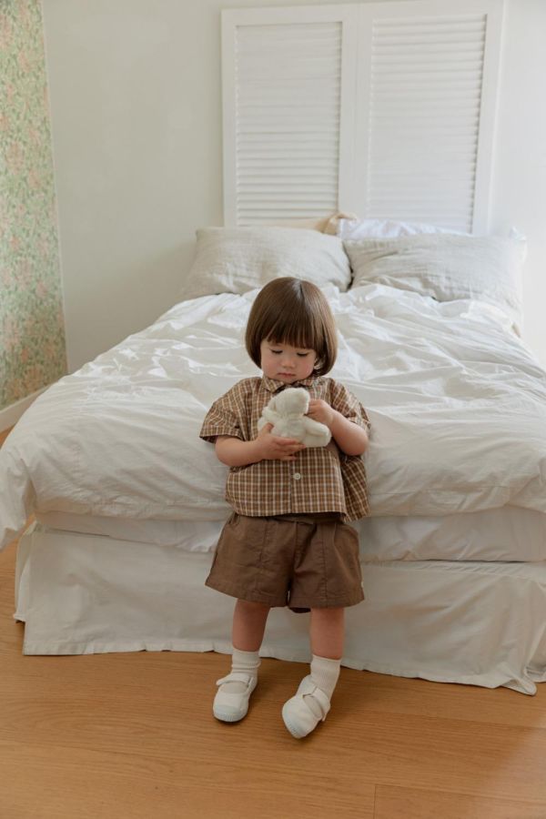 無印風翻領格紋短袖襯衫 韓國童裝,男童夏裝,中性童裝,童裝推薦,2026夏季童裝,男童穿搭,韓系童裝,中性穿搭,韓國代購