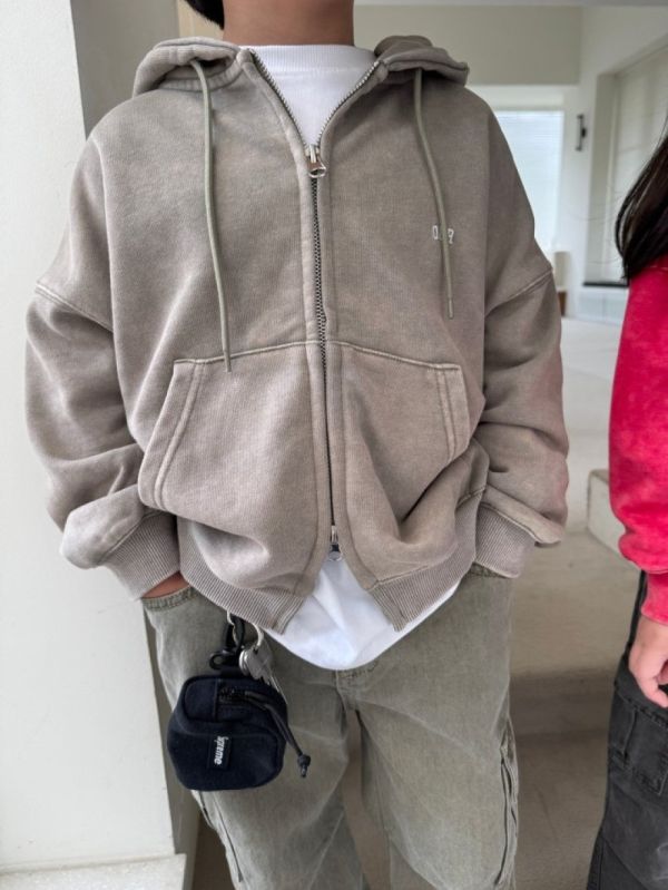 仿舊感雙向拉鍊連帽外套 韓國童裝,男童秋裝,中性童裝,韓系童裝推薦,2025秋季童裝,韓國男童新款,中性風男童穿搭,秋季男童服飾推薦,小男友穿搭