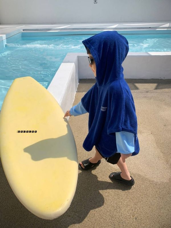 SURF連帽斗篷式沙灘巾 韓國童裝,質感童裝,童裝推薦,韓系風格,男女童裝,韓風穿搭,韓國代購,韓國空運,親子穿搭,斗篷式沙灘巾