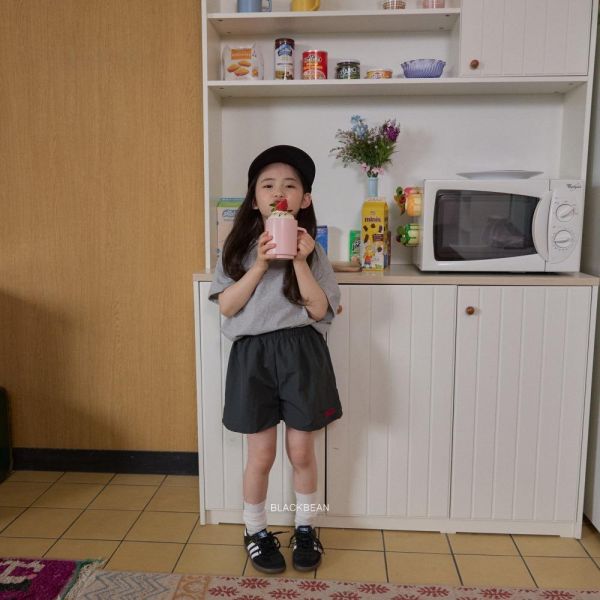 字母刺繡休閒短褲 韓國童裝,男童夏裝,中性童裝,童裝推薦,2026夏季童裝,男童穿搭,韓系童裝,中性穿搭,韓國代購