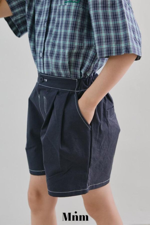 裝飾車線打摺休閒短褲 韓國童裝,男童夏裝,中性童裝,童裝推薦,2026夏季童裝,男童穿搭,韓系童裝,中性穿搭,韓國代購