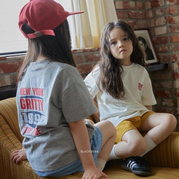 美式字母短袖上衣 韓國童裝,男童夏裝,中性童裝,童裝推薦,2026夏季童裝,男童穿搭,韓系童裝,中性穿搭,韓國代購