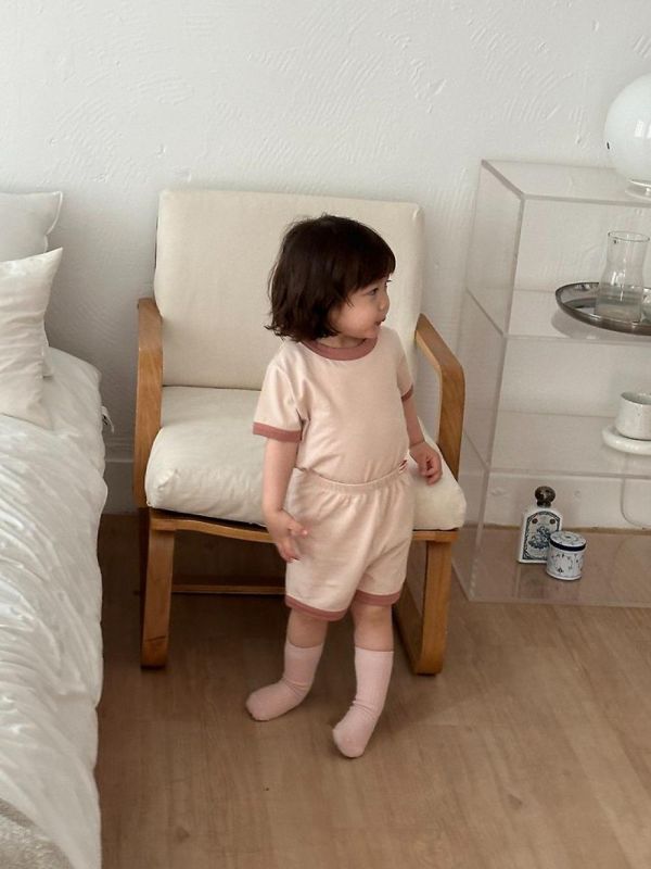 滾邊素色居家服套裝 韓國童裝,男童夏裝,中性童裝,童裝推薦,2026夏季童裝,男童穿搭,韓系童裝,中性穿搭,韓國代購