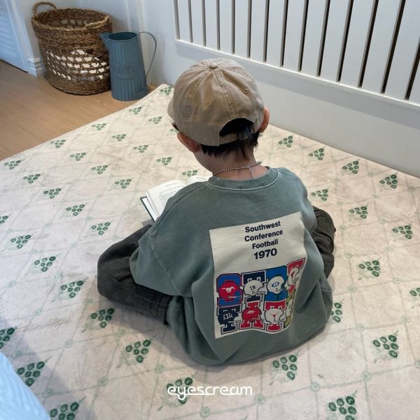 美式足球標誌長袖上衣-親子款 韓國童裝,男童秋裝,中性童裝,韓系童裝推薦,2025秋季童裝,韓國男童新款,中性風男童穿搭,秋季男童服飾推薦,小男友穿搭