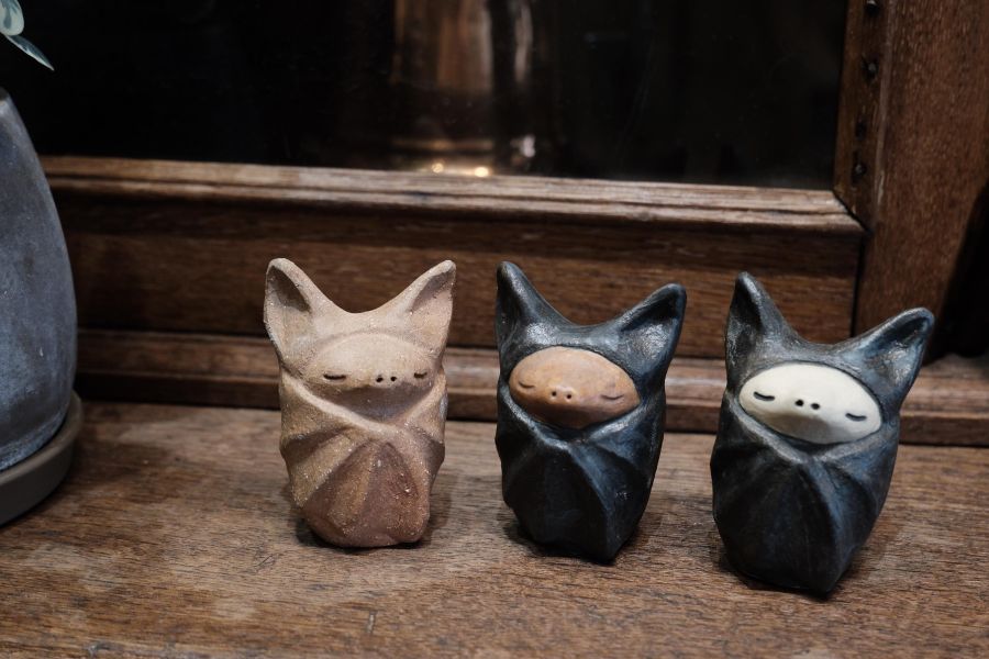 小滿作物-招福蝙蝠 陶瓷招財貓、招財貓擺飾、手工陶瓷招財貓、招財貓公仔、開運招財貓、招財貓禮品、日式招財貓、招財貓收藏、招財貓裝飾品、陶瓷吉祥物