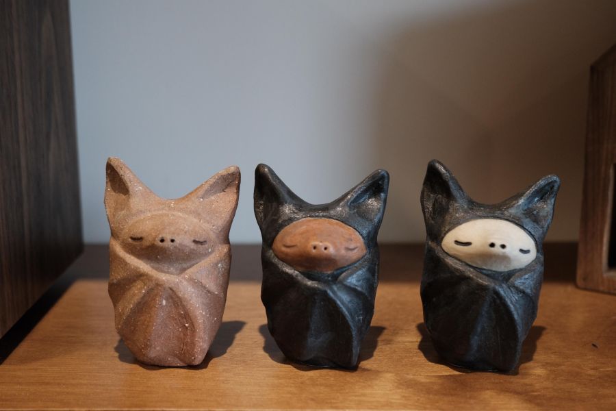 小滿作物-招福蝙蝠 陶瓷招財貓、招財貓擺飾、手工陶瓷招財貓、招財貓公仔、開運招財貓、招財貓禮品、日式招財貓、招財貓收藏、招財貓裝飾品、陶瓷吉祥物