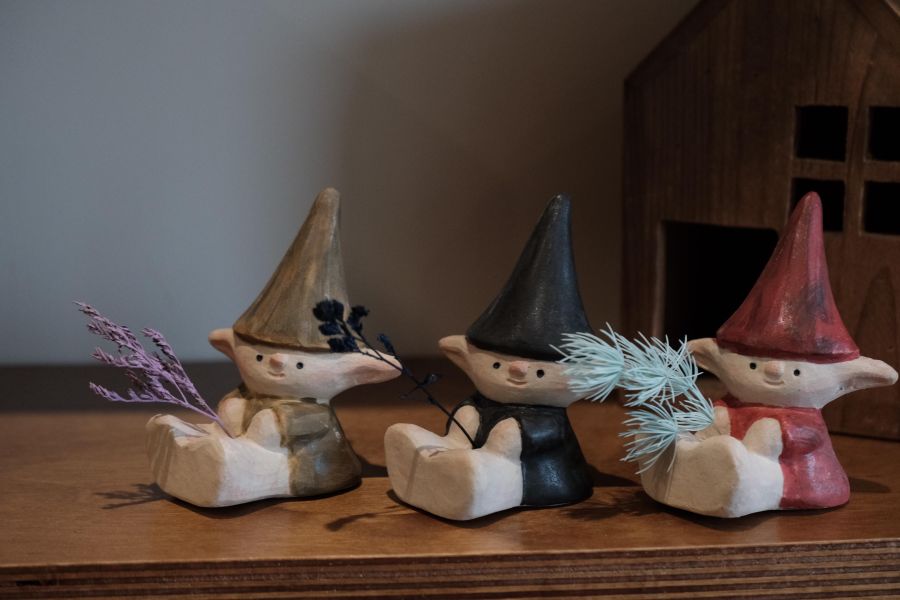 曾偉誠zeng wei cheng-坐姿小小精靈陶偶 曾偉誠、zeng wei cheng、曾偉誠作品、曾偉誠陶藝、曾偉誠公仔、曾偉誠插畫、曾偉誠藝術、阿諾貓咪