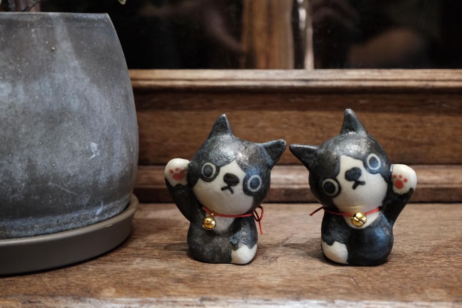 小滿作物-招財貓陶偶(賓士款) 陶瓷招財貓、招財貓擺飾、手工陶瓷招財貓、招財貓公仔、開運招財貓、招財貓禮品、日式招財貓、招財貓收藏、招財貓裝飾品、陶瓷吉祥物