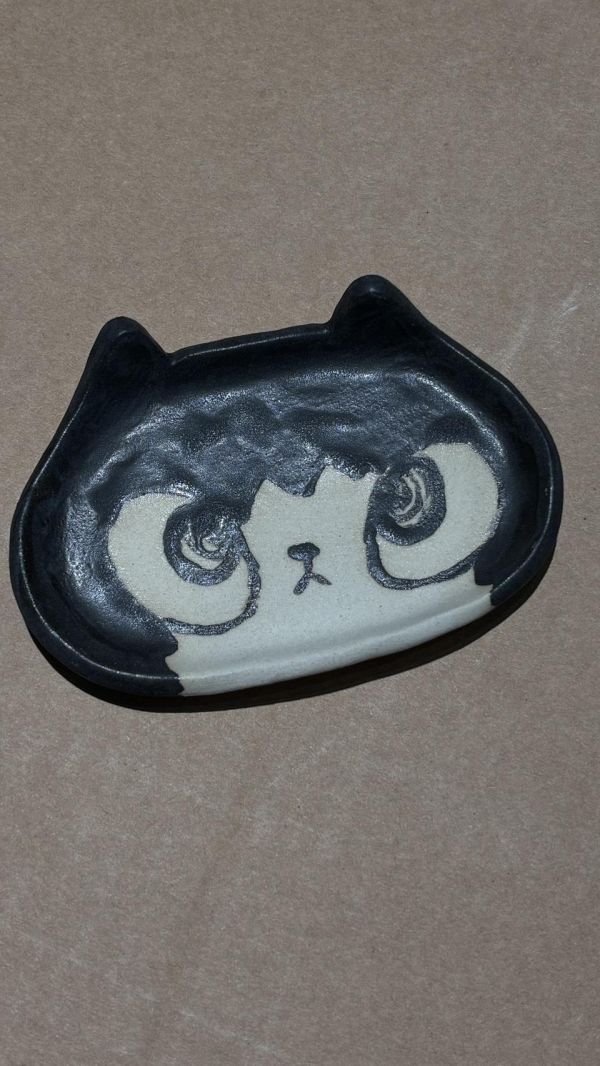 曾偉誠zeng wei cheng角色系列小陶盤 小陶盤、藝術家陶盤、手工陶盤、陶瓷小盤子、手作陶瓷小物、藝術陶瓷盤、原創設計陶盤、小盤擺飾、飾品收納盤、文青陶盤