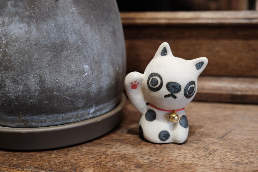 小滿作物-招財貓陶偶(圓點款) 陶瓷招財貓、招財貓擺飾、手工陶瓷招財貓、招財貓公仔、開運招財貓、招財貓禮品、日式招財貓、招財貓收藏、招財貓裝飾品、陶瓷吉祥物