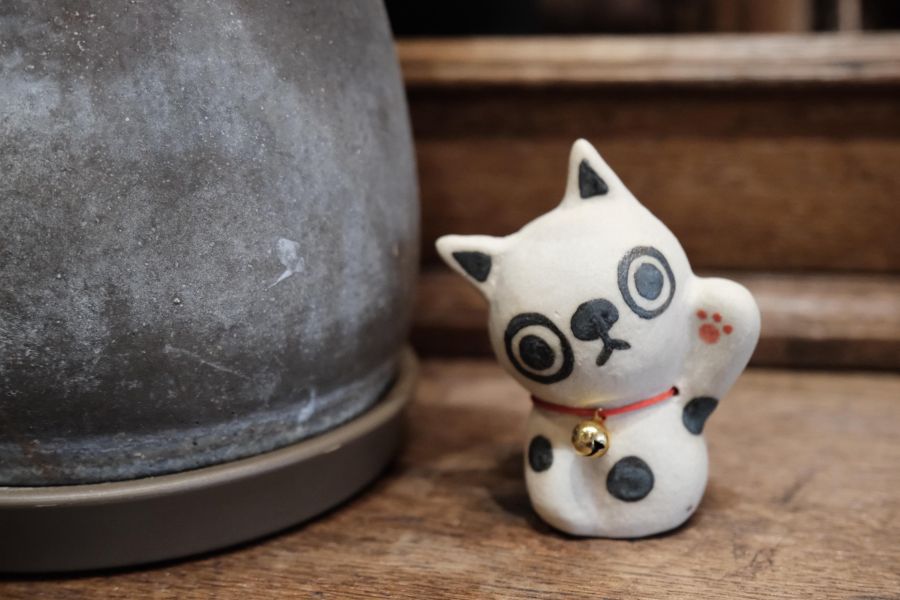 小滿作物-招財貓陶偶(圓點款) 陶瓷招財貓、招財貓擺飾、手工陶瓷招財貓、招財貓公仔、開運招財貓、招財貓禮品、日式招財貓、招財貓收藏、招財貓裝飾品、陶瓷吉祥物
