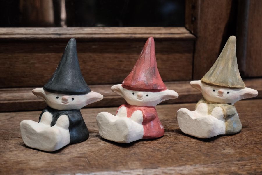 曾偉誠zeng wei cheng-坐姿小小精靈陶偶 曾偉誠、zeng wei cheng、曾偉誠作品、曾偉誠陶藝、曾偉誠公仔、曾偉誠插畫、曾偉誠藝術、阿諾貓咪