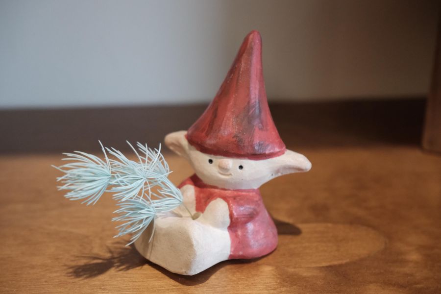 曾偉誠zeng wei cheng-坐姿小小精靈陶偶 曾偉誠、zeng wei cheng、曾偉誠作品、曾偉誠陶藝、曾偉誠公仔、曾偉誠插畫、曾偉誠藝術、阿諾貓咪