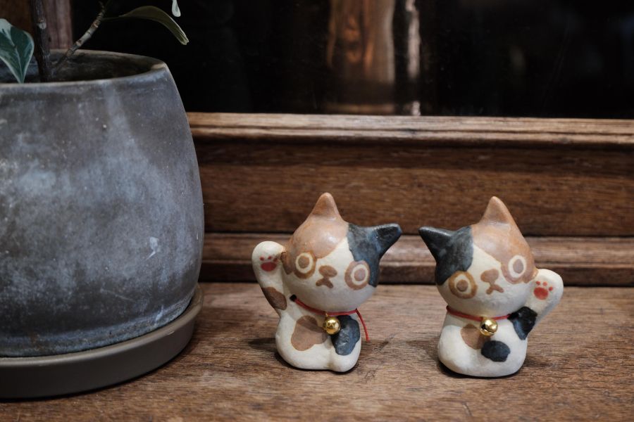 小滿作物-招財貓陶偶(三花款) 陶瓷招財貓、招財貓擺飾、手工陶瓷招財貓、招財貓公仔、開運招財貓、招財貓禮品、日式招財貓、招財貓收藏、招財貓裝飾品、陶瓷吉祥物