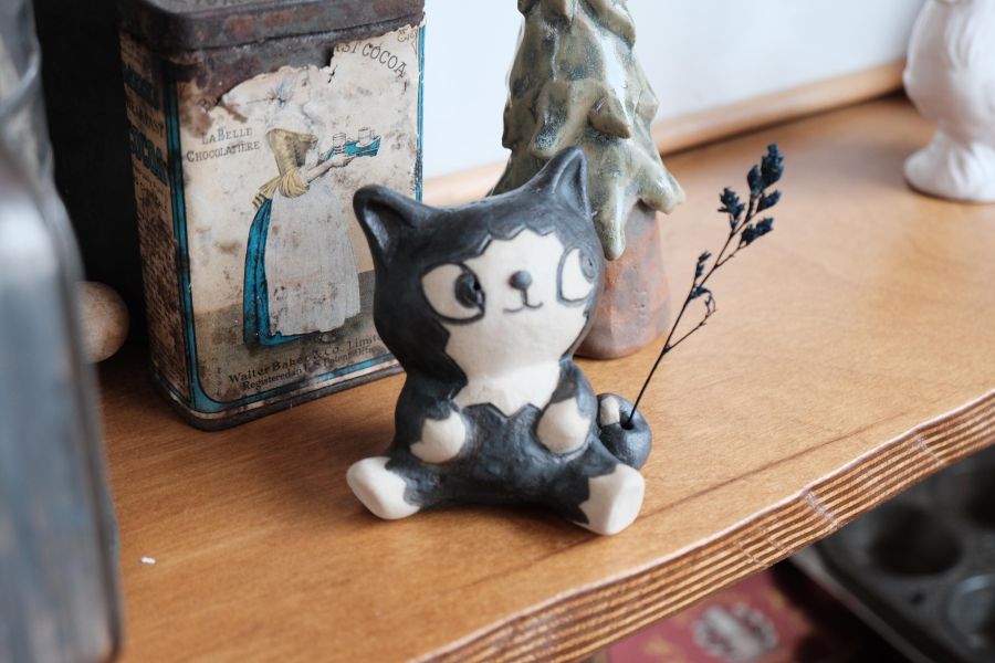 曾偉誠zeng wei cheng-阿諾陶偶坐姿款 曾偉誠、zeng wei cheng、曾偉誠作品、曾偉誠陶藝、曾偉誠公仔、曾偉誠插畫、曾偉誠藝術、阿諾貓咪