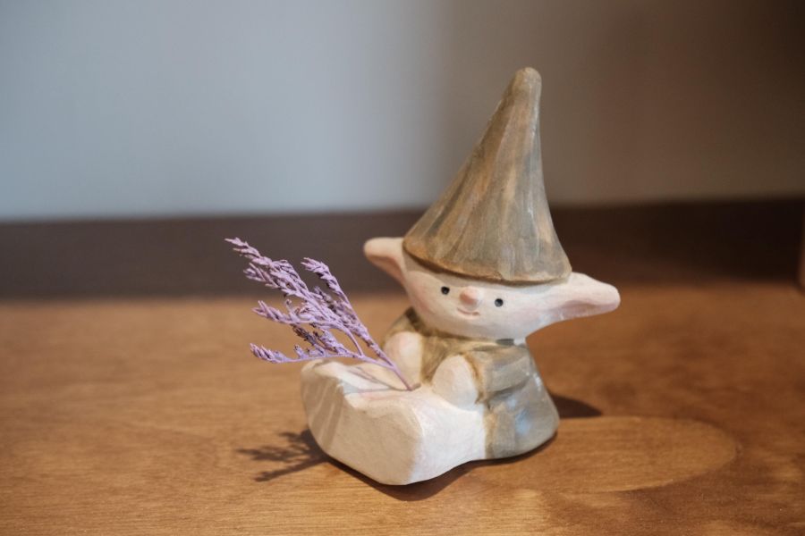 曾偉誠zeng wei cheng-坐姿小小精靈陶偶 曾偉誠、zeng wei cheng、曾偉誠作品、曾偉誠陶藝、曾偉誠公仔、曾偉誠插畫、曾偉誠藝術、阿諾貓咪