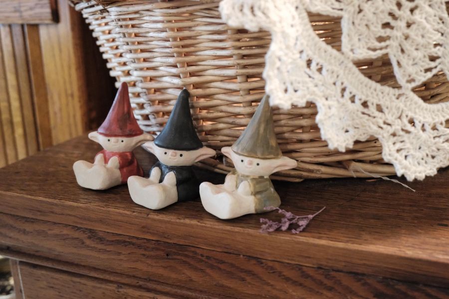 曾偉誠zeng wei cheng-坐姿小小精靈陶偶 曾偉誠、zeng wei cheng、曾偉誠作品、曾偉誠陶藝、曾偉誠公仔、曾偉誠插畫、曾偉誠藝術、阿諾貓咪