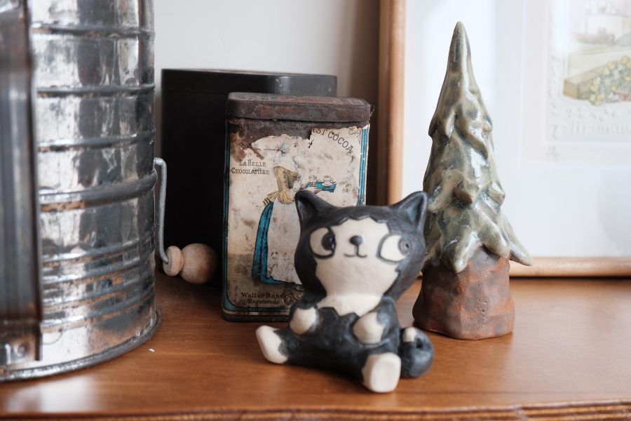 曾偉誠zeng wei cheng-阿諾陶偶坐姿款 曾偉誠、zeng wei cheng、曾偉誠作品、曾偉誠陶藝、曾偉誠公仔、曾偉誠插畫、曾偉誠藝術、阿諾貓咪