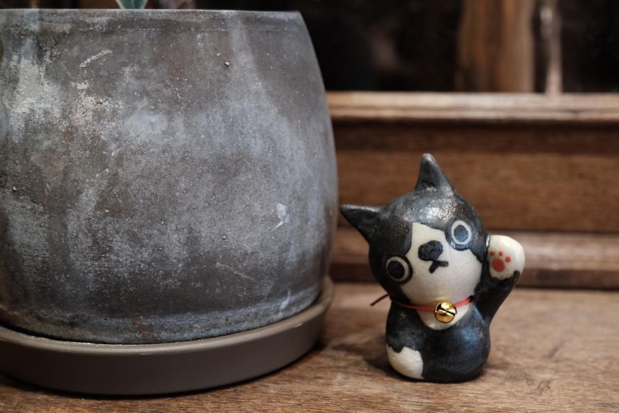 小滿作物-招財貓陶偶(賓士款) 陶瓷招財貓、招財貓擺飾、手工陶瓷招財貓、招財貓公仔、開運招財貓、招財貓禮品、日式招財貓、招財貓收藏、招財貓裝飾品、陶瓷吉祥物