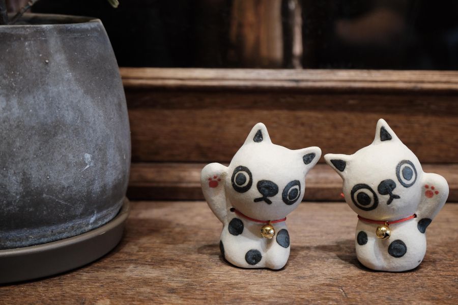 小滿作物-招財貓陶偶(圓點款) 陶瓷招財貓、招財貓擺飾、手工陶瓷招財貓、招財貓公仔、開運招財貓、招財貓禮品、日式招財貓、招財貓收藏、招財貓裝飾品、陶瓷吉祥物