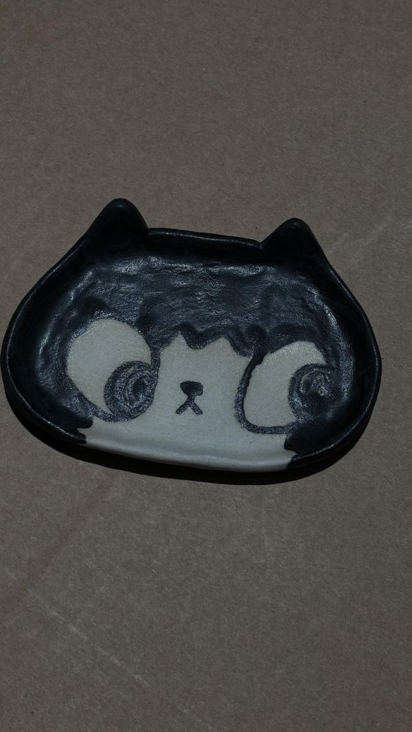 曾偉誠zeng wei cheng角色系列小陶盤 小陶盤、藝術家陶盤、手工陶盤、陶瓷小盤子、手作陶瓷小物、藝術陶瓷盤、原創設計陶盤、小盤擺飾、飾品收納盤、文青陶盤