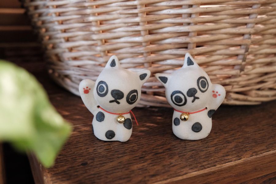 小滿作物-招財貓陶偶(圓點款) 陶瓷招財貓、招財貓擺飾、手工陶瓷招財貓、招財貓公仔、開運招財貓、招財貓禮品、日式招財貓、招財貓收藏、招財貓裝飾品、陶瓷吉祥物
