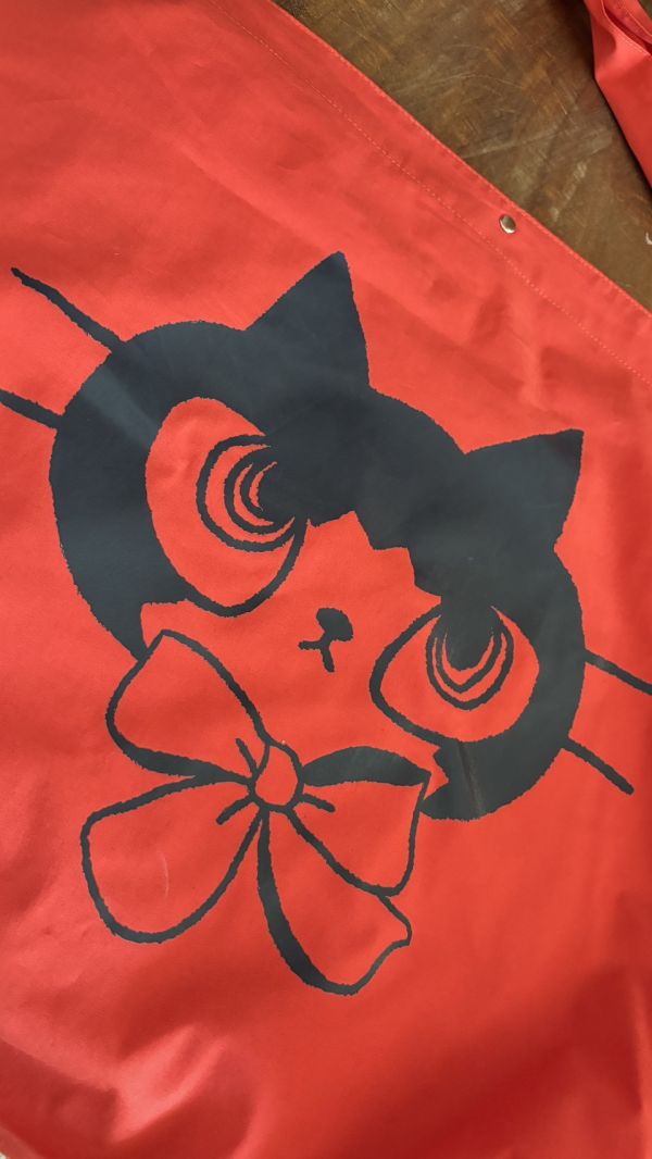 曾偉誠zeng wei cheng-阿諾背袋 曾偉誠、zeng wei cheng、曾偉誠作品、曾偉誠陶藝、曾偉誠公仔、曾偉誠插畫、曾偉誠藝術、阿諾貓咪