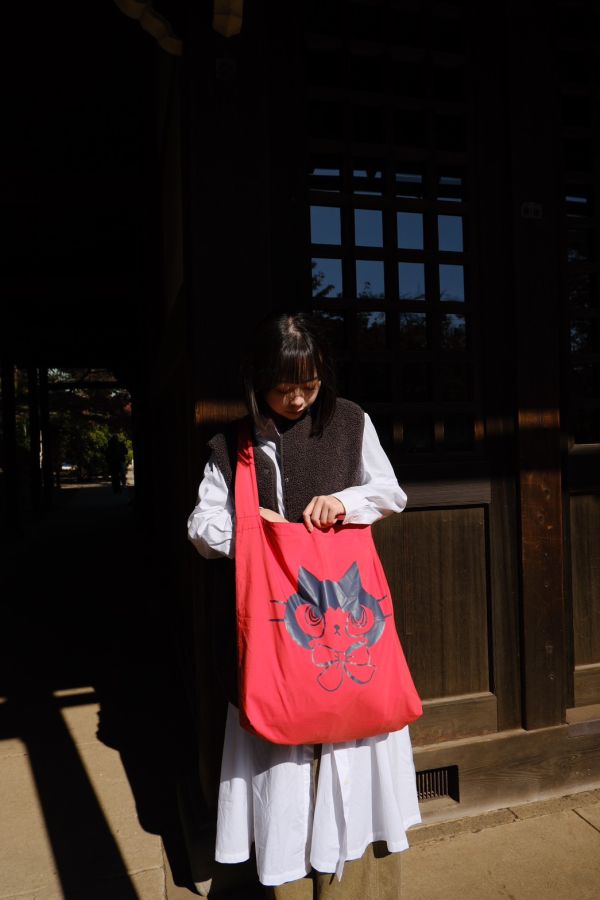 曾偉誠zeng wei cheng-阿諾背袋 曾偉誠、zeng wei cheng、曾偉誠作品、曾偉誠陶藝、曾偉誠公仔、曾偉誠插畫、曾偉誠藝術、阿諾貓咪