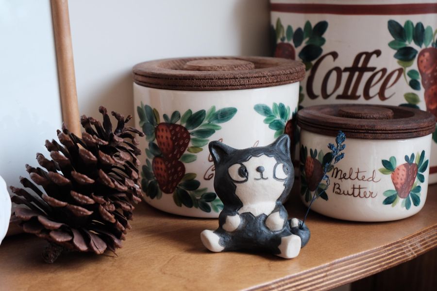 曾偉誠zeng wei cheng-阿諾陶偶坐姿款 曾偉誠、zeng wei cheng、曾偉誠作品、曾偉誠陶藝、曾偉誠公仔、曾偉誠插畫、曾偉誠藝術、阿諾貓咪