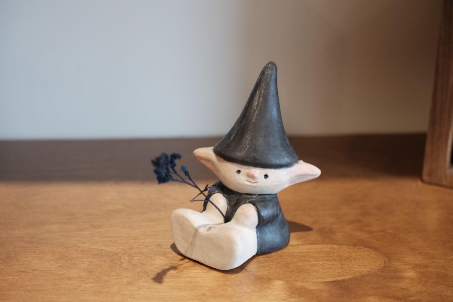 曾偉誠zeng wei cheng-坐姿小小精靈陶偶 曾偉誠、zeng wei cheng、曾偉誠作品、曾偉誠陶藝、曾偉誠公仔、曾偉誠插畫、曾偉誠藝術、阿諾貓咪