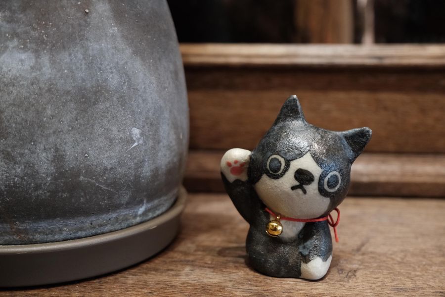 小滿作物-招財貓陶偶(賓士款) 陶瓷招財貓、招財貓擺飾、手工陶瓷招財貓、招財貓公仔、開運招財貓、招財貓禮品、日式招財貓、招財貓收藏、招財貓裝飾品、陶瓷吉祥物