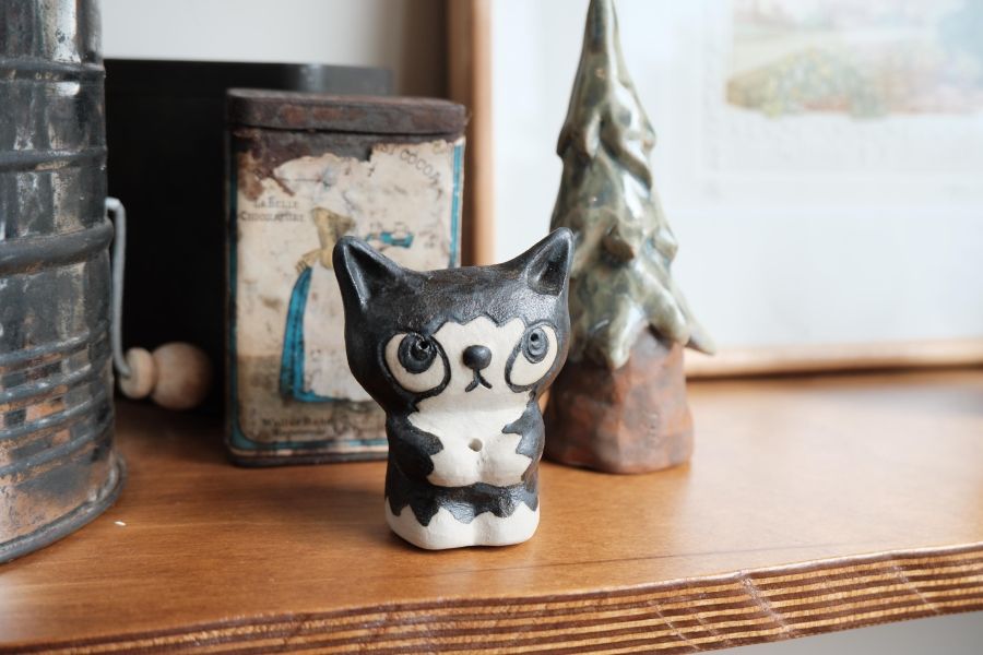 曾偉誠zeng wei cheng-阿諾陶偶雙手抱抱款 曾偉誠、zeng wei cheng、曾偉誠作品、曾偉誠陶藝、曾偉誠公仔、曾偉誠插畫、曾偉誠藝術、阿諾貓咪