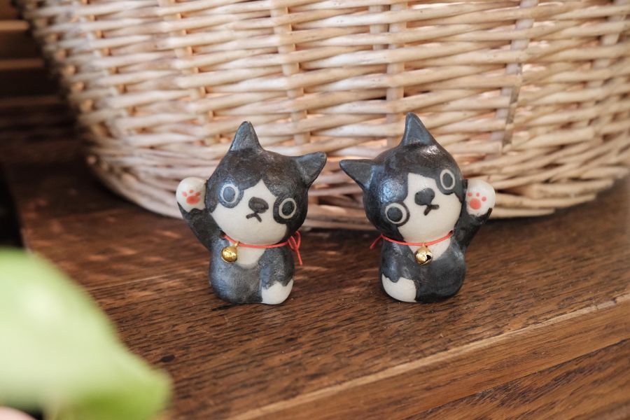 小滿作物-招財貓陶偶(賓士款) 陶瓷招財貓、招財貓擺飾、手工陶瓷招財貓、招財貓公仔、開運招財貓、招財貓禮品、日式招財貓、招財貓收藏、招財貓裝飾品、陶瓷吉祥物