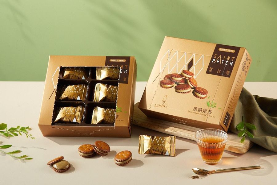 黑糖焙茶牛軋餅 (18入) 茶口味牛軋餅,台灣特色伴手禮,韓國人最愛的台灣零食,不黏牙牛軋糖,焙茶甜點,聖比德牛軋餅,茶口味零食,台灣茶甜點,海外下單台灣甜點,韓國熱銷零食,送禮必買點心,人氣台灣餅乾,獨立包裝牛軋餅