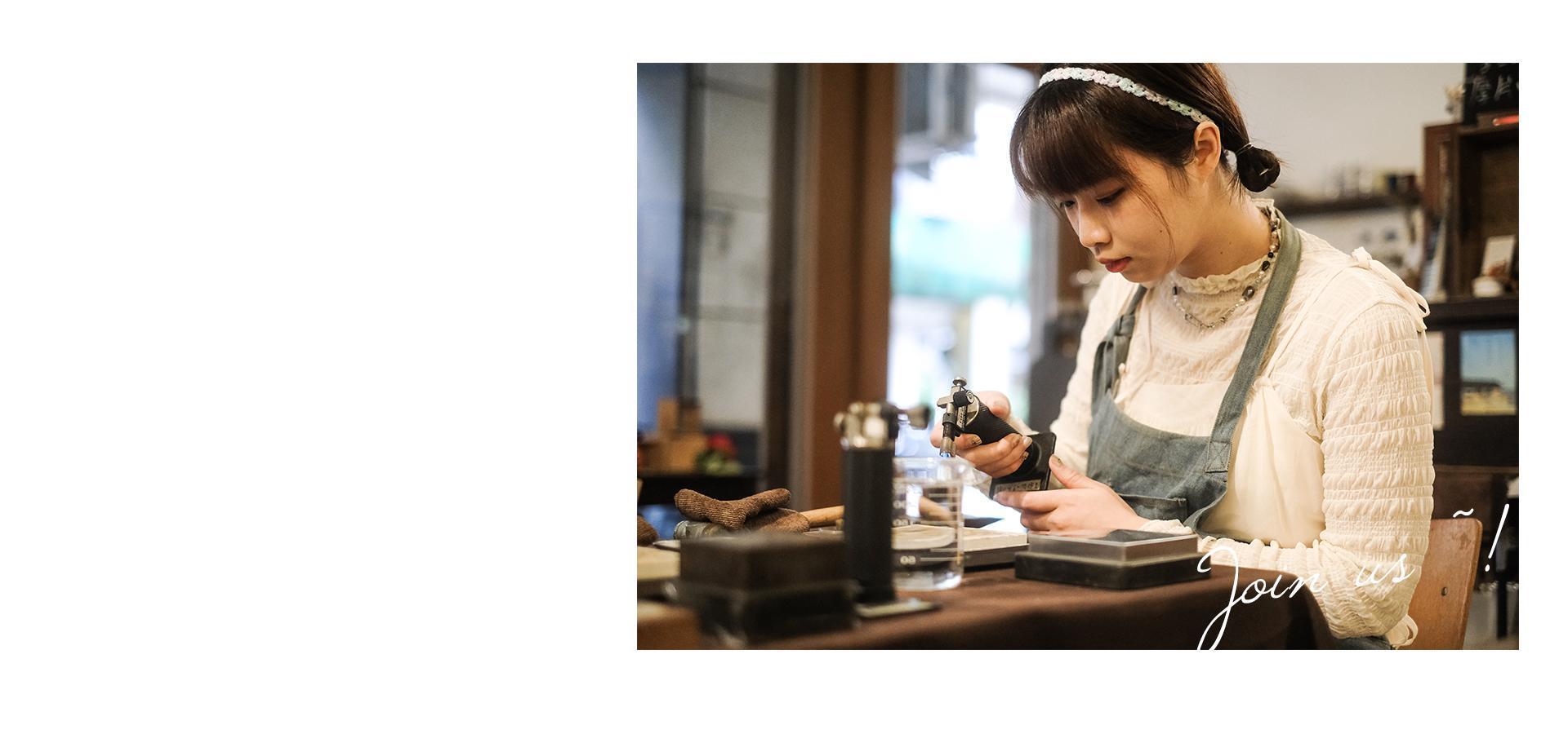 在敲敲金工新竹總店做手工戒指的美少女