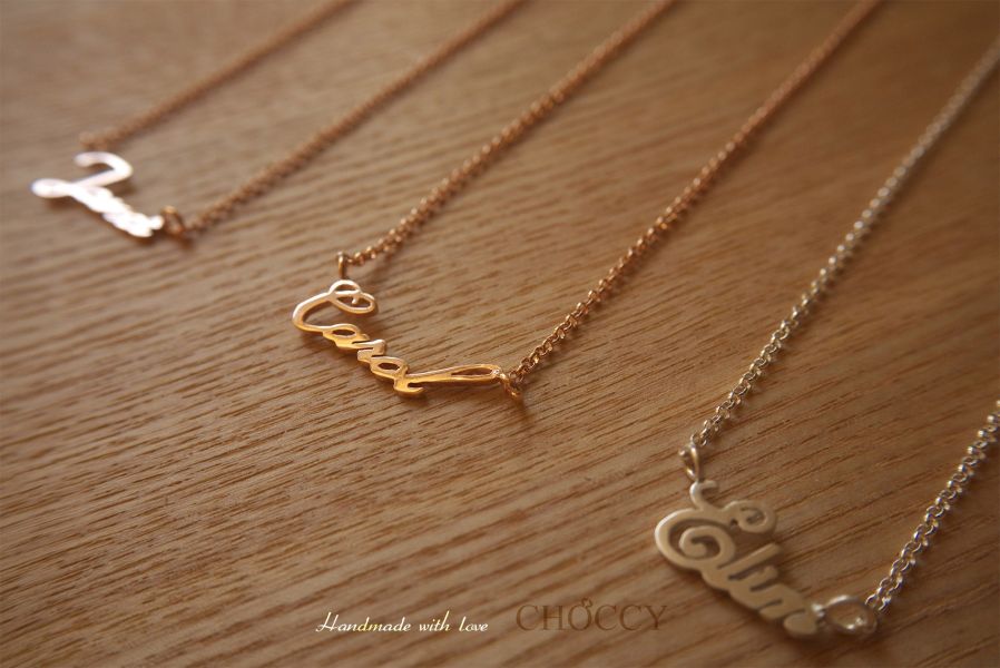 英文手工專屬訂製字母項鍊/手鍊 客製英文字母項鍊,手工字母項鍊,客製名字項鍊,客製銀飾,客製化手鍊,送禮推薦 
英文字母項鍊,女友禮物 客製項鍊,情侶英文項鍊,敲敲金工 英文字母項鍊