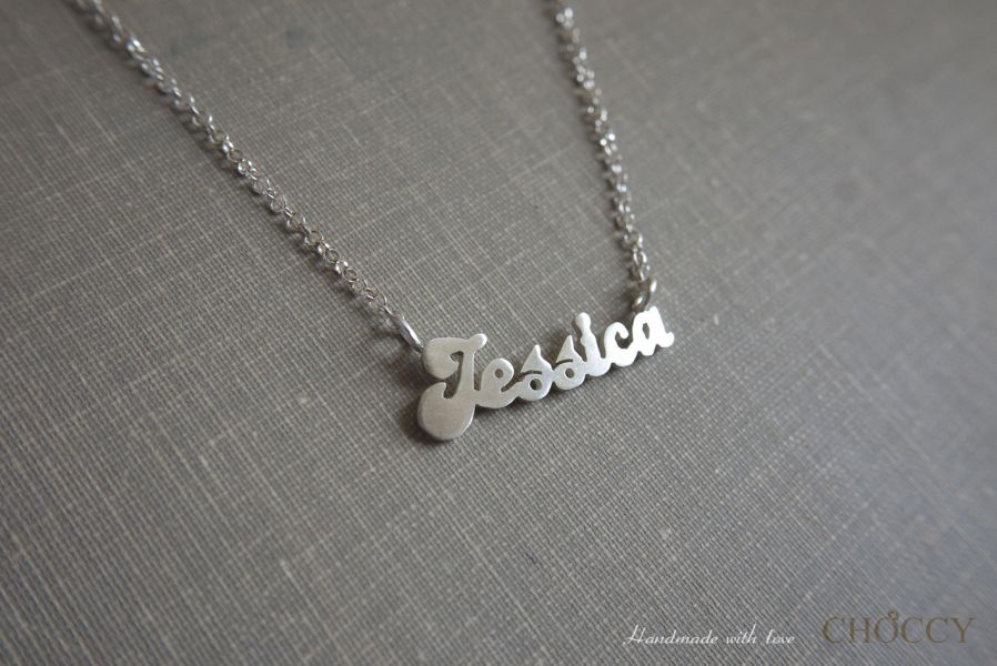 英文手工專屬訂製字母項鍊/手鍊 客製英文字母項鍊,手工字母項鍊,客製名字項鍊,客製銀飾,客製化手鍊,送禮推薦 
英文字母項鍊,女友禮物 客製項鍊,情侶英文項鍊,敲敲金工 英文字母項鍊