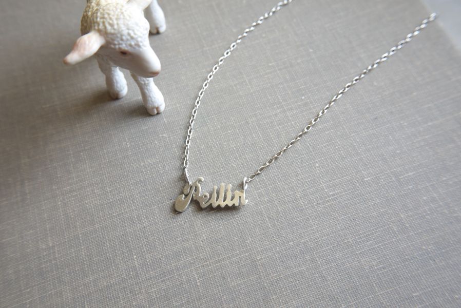 英文手工專屬訂製字母項鍊/手鍊 客製英文字母項鍊,手工字母項鍊,客製名字項鍊,客製銀飾,客製化手鍊,送禮推薦 
英文字母項鍊,女友禮物 客製項鍊,情侶英文項鍊,敲敲金工 英文字母項鍊